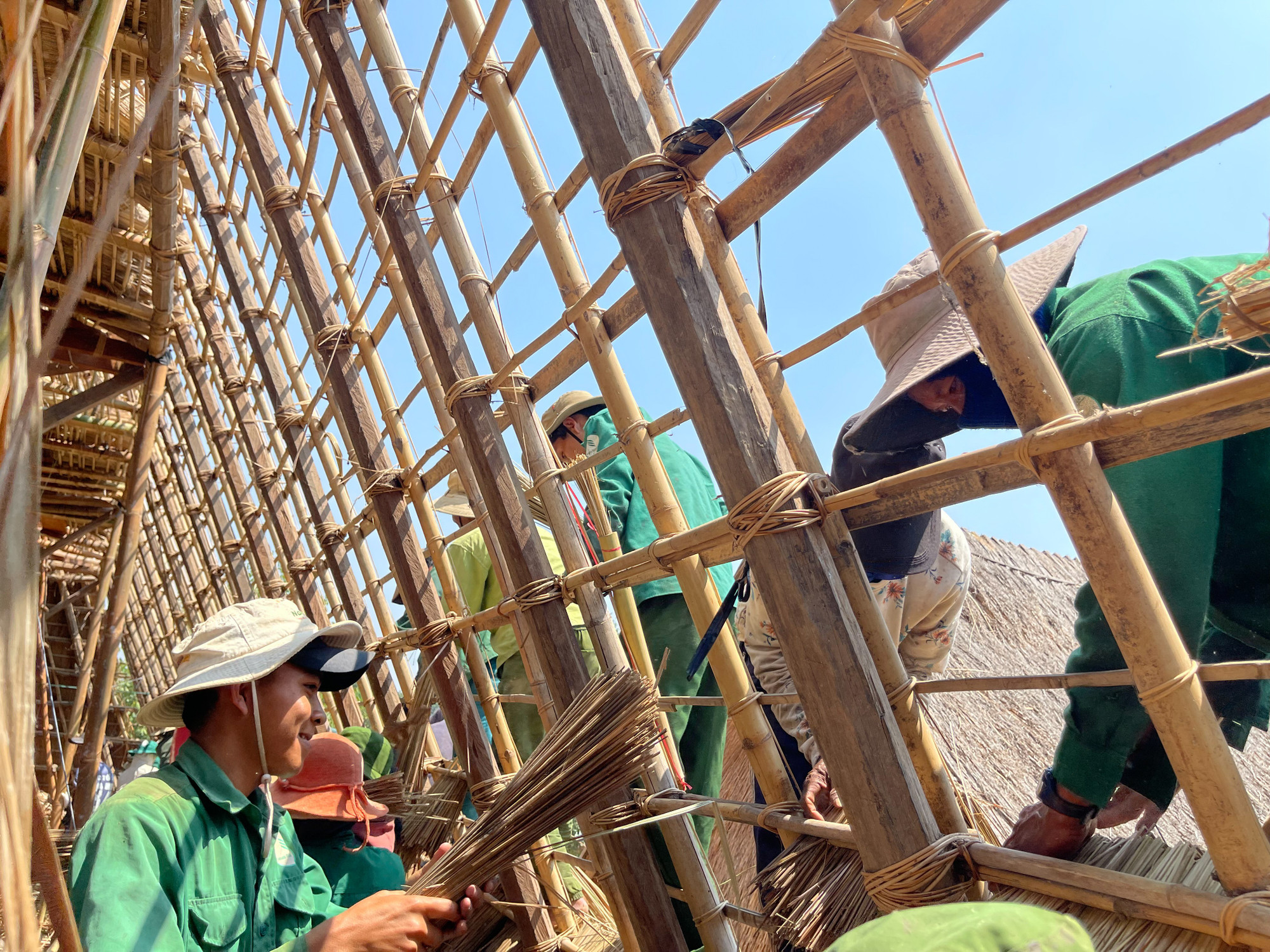 Công việc được chia đều cho tất cả mọi người trong độ tuổi lao động theo sự phân công của già làng. Ảnh: Hoàng Ngọc img-7421.jpg