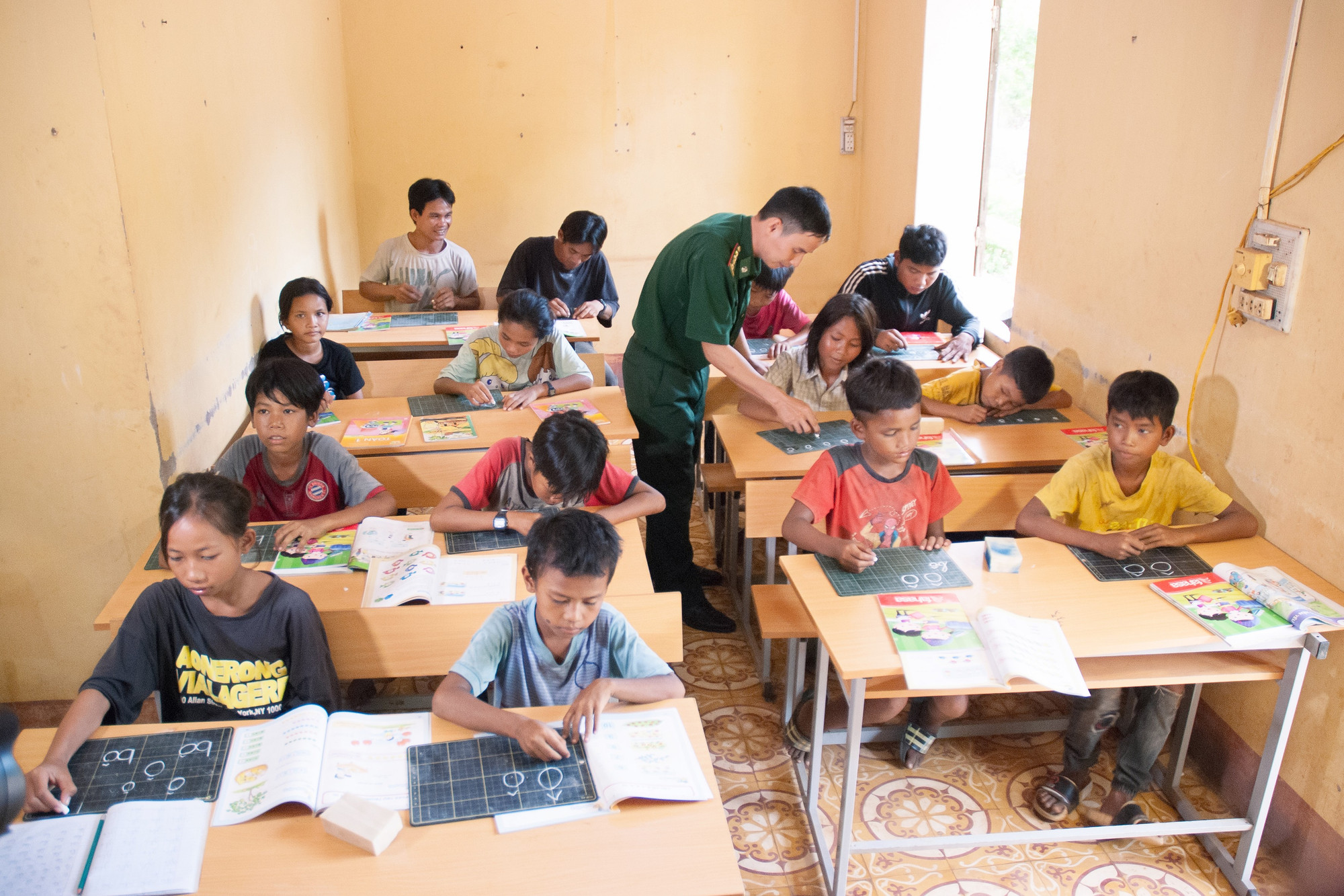 Giúp dân xóa mù chữ. Ảnh: Huy Tịnh 7-giup-dan-xoa-mu-chu.jpg