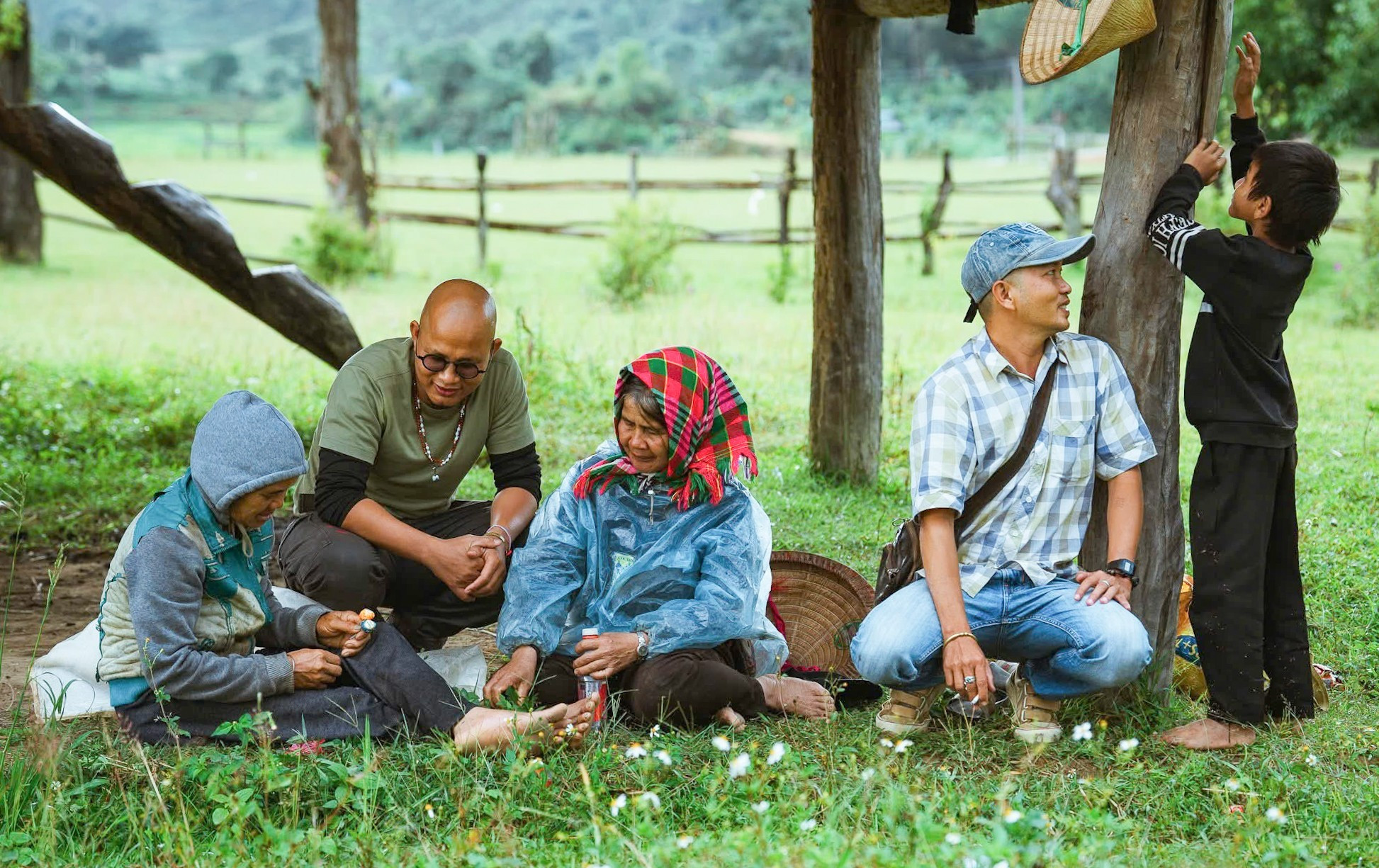 Họa sĩ người H're trong một chuyến "truy tìm" những khúc ca cổ. Ảnh: NVCC img-0333.jpg