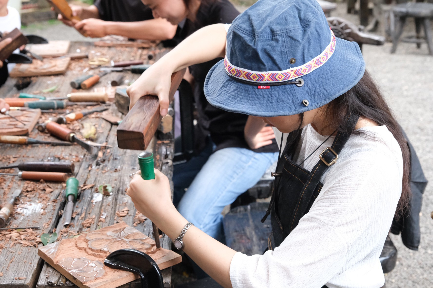 Tác phẩm dần thành hình dưới mỗi nhát đục chạm. Ảnh: Hoàng Ngọc dscf0496.jpg