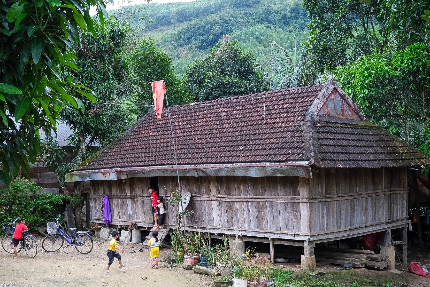 Kiến trúc nhà sàn truyền thống của người Bahnar dscf0392.jpg