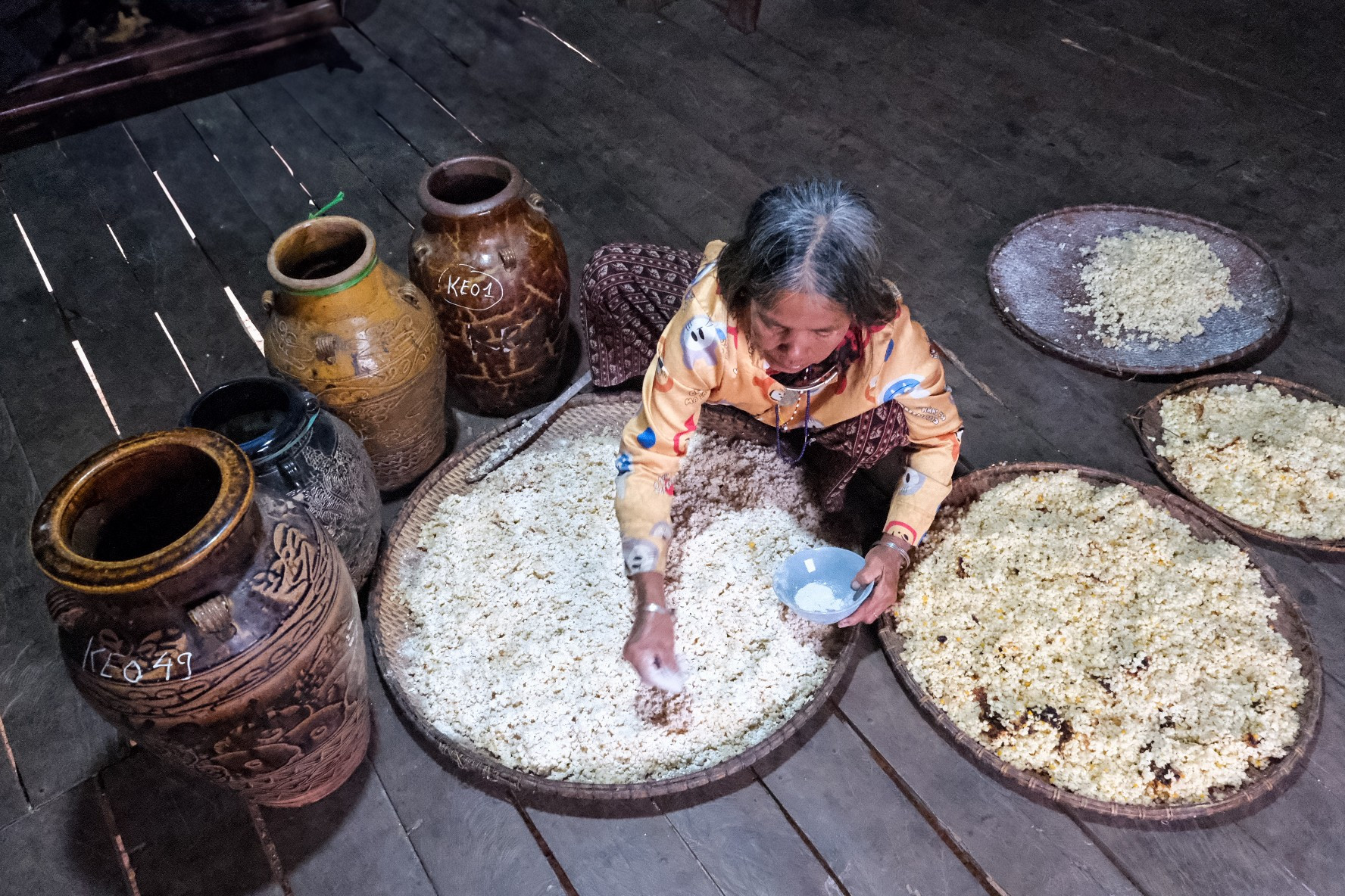 Hương rượu cần như báo hiệu mùa Xuân đang về bap-nep-nau-chin-rai-men-u-2-ngay-mot-dem-cho-len-men-sau-do-moi-cho-vao-ghe.jpg