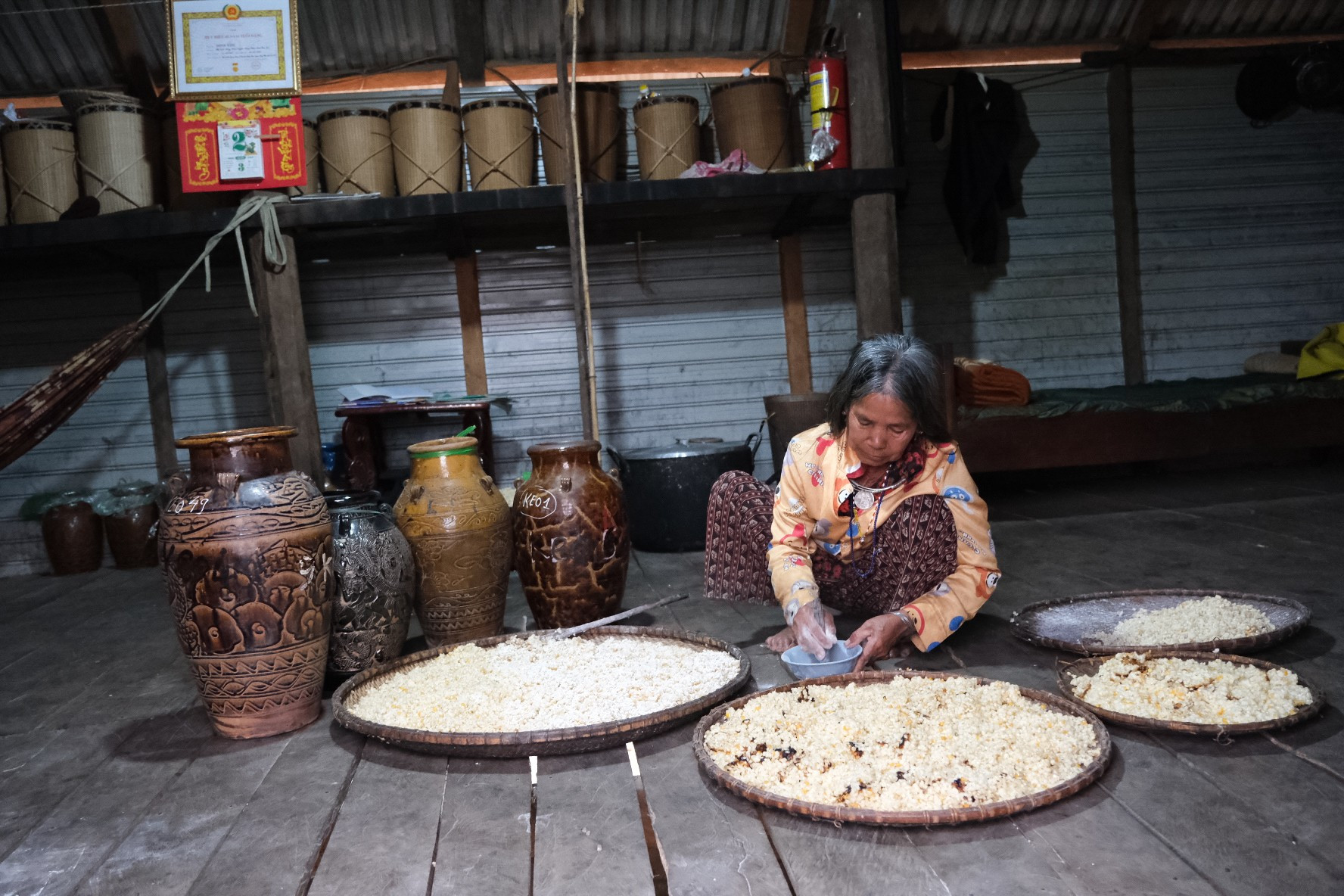 Người Bahnar ủ rất nhiều ghè rượu cần để chuẩn bị đón Tết và lễ sơmăh kơ cham truyền thống ba-dinh-thi-blung-lang-pyang-lam-ruou-can-chuan-bi-don-tet-co-truyen-va-le-soma-kocham-cua-dong-bao-bahnar.jpg