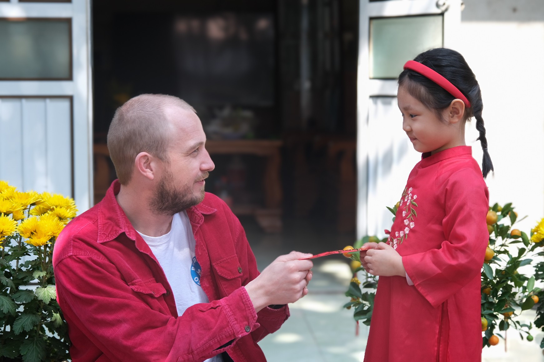 Anh Tilman Wolbert mừng tuổi người già, trẻ em theo phong tục của người Việt. Ảnh: Hoàng Ngọc dscf1059.jpg
