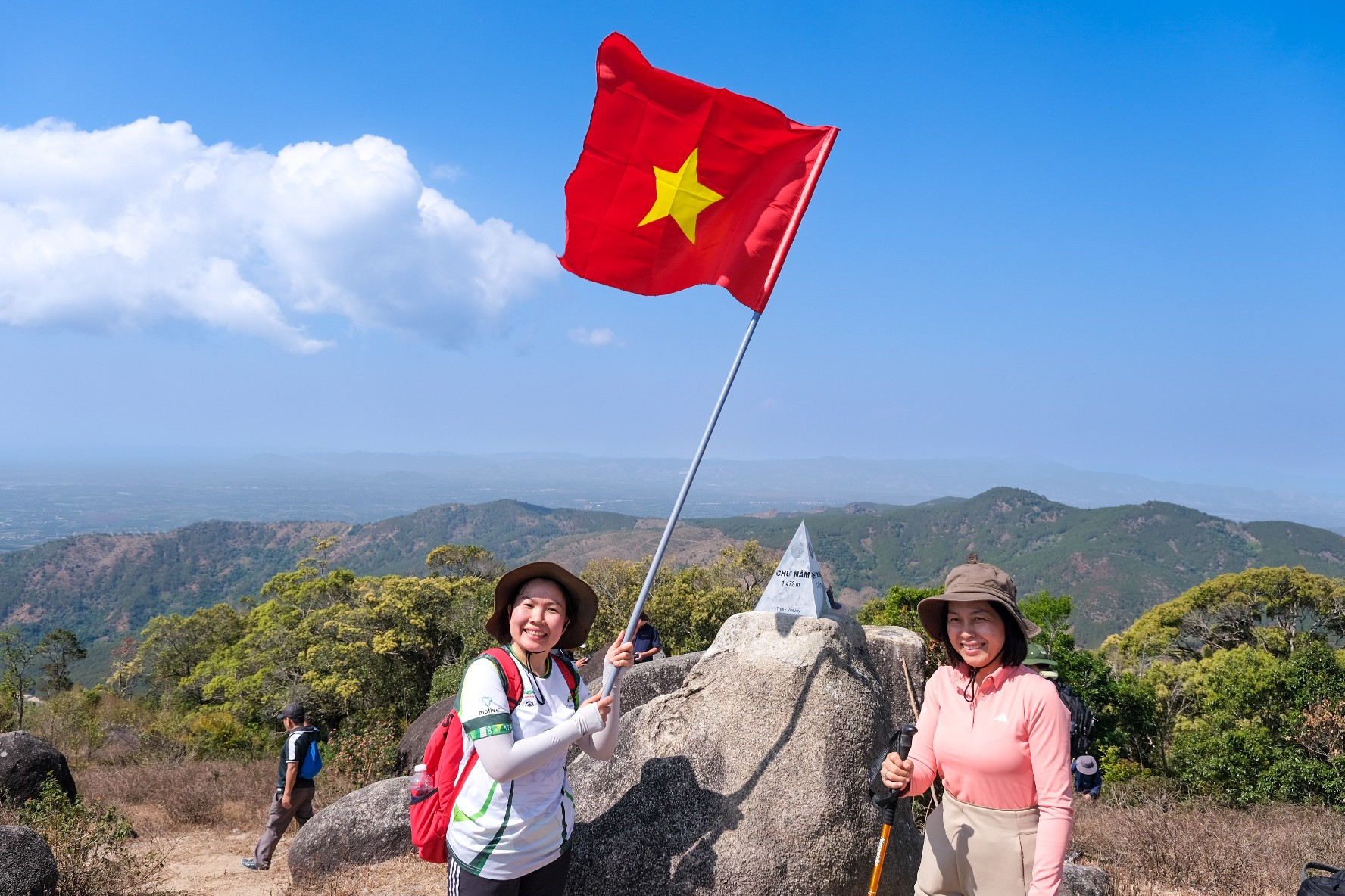 Đỉnh Chư Nâm có độ cao 1.472 so với mực nước biển dscf1294.jpg
