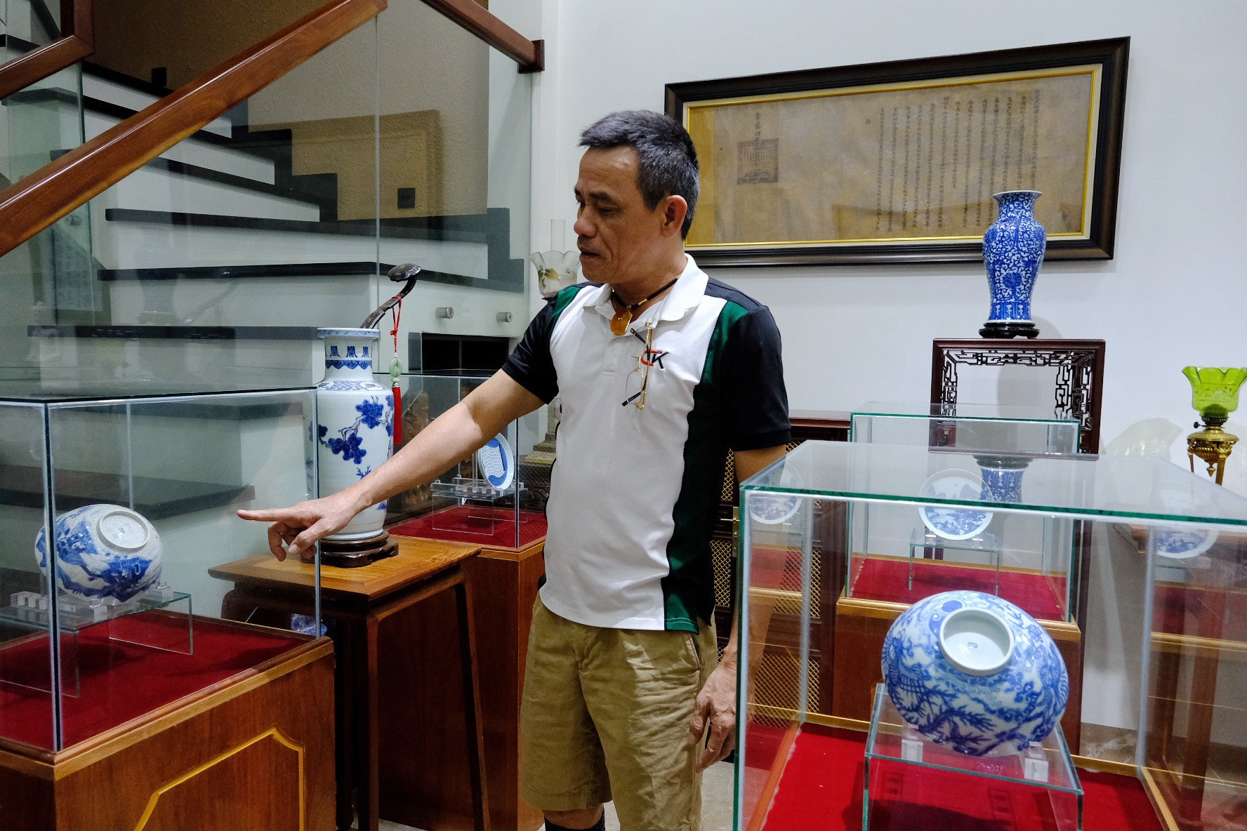 Nhà sưu tầm Bùi Văn Tuyên giới thiệu bộ sưu tập sứ ký kiểu. Ảnh: H.N nha-suu-tam-bui-van-tuyen-gioi-thieu-bo-suu-tap-su-ky-kieu-9500.jpg