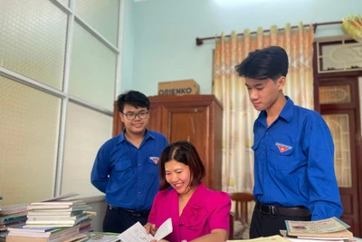 Đoàn viên xã Tuy Phước đang kiểm tra sách. Ảnh: Ủy ban MTTQ Việt Nam xã Tuy Phước