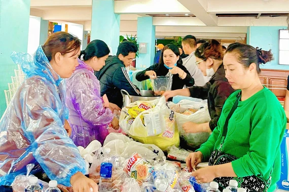 Lực lượng cứu hộ và các nhóm thiện nguyện, hộ dân ở Gia Lai cùng nỗ lực hỗ trợ suất cơm, chỗ ở tạm cho người dân vùng lũ.