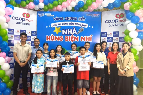 Tối 25.7, tại siêu thị Co.opmart Quy Nhơn (phường Quy Nhơn) đã diễn ra vòng chung kết Cuộc thi Hùng biện tiếng Anh “Nhà Hùng biện nhí” năm 2026 với sự tham gia của 10 thí sinh xuất sắc nhất.