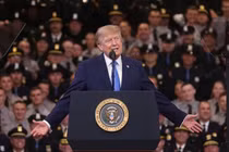 Tin thế giới sáng 15-8: Tổng thống Trump dọa tuyên bố eo biển Hormuz là lãnh thổ Mỹ