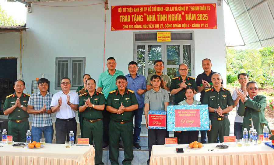 Hội từ thiện TP. Hồ Chí Minh-Gia Lai phối hợp với lãnh đạo các công ty trao quà và tặng nhà cho gia đình Nguyễn Thị Lý-công nhân Đội 4 (Công ty 72) . Ảnh: N.S gen-h-z6892961179832-8d09beb40172e73f94d3f3506d8f25e9.jpg