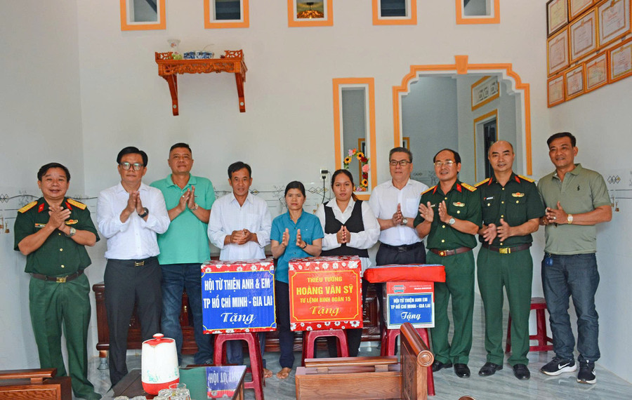Lãnh đạo Binh đoàn 15 và Hội từ thiện thành phố Hồ Chí Minh-Gia Lai còn tặng quà cho gia đình chính sách trên địa bàn đứng chân. Ảnh: N.S gen-h-z6892961493524-6c5ffb417a7ab5f1a99a7d6bedb3d016.jpg