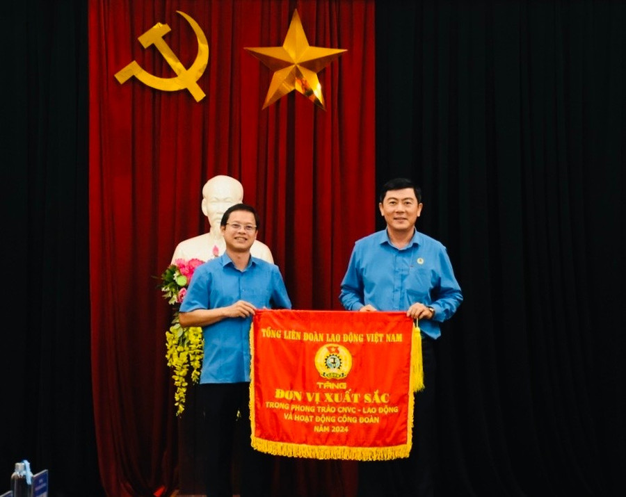 Dịp này, ông Nguyễn Hoàng Phong (bìa trái)-Chủ tịch LĐLĐ tỉnh Gia Lai trao Cờ thi đua của Tổng LĐLĐ Việt Nam cho LĐLĐ huyện Đức Cơ. Ảnh: Đinh Yến 1.jpg