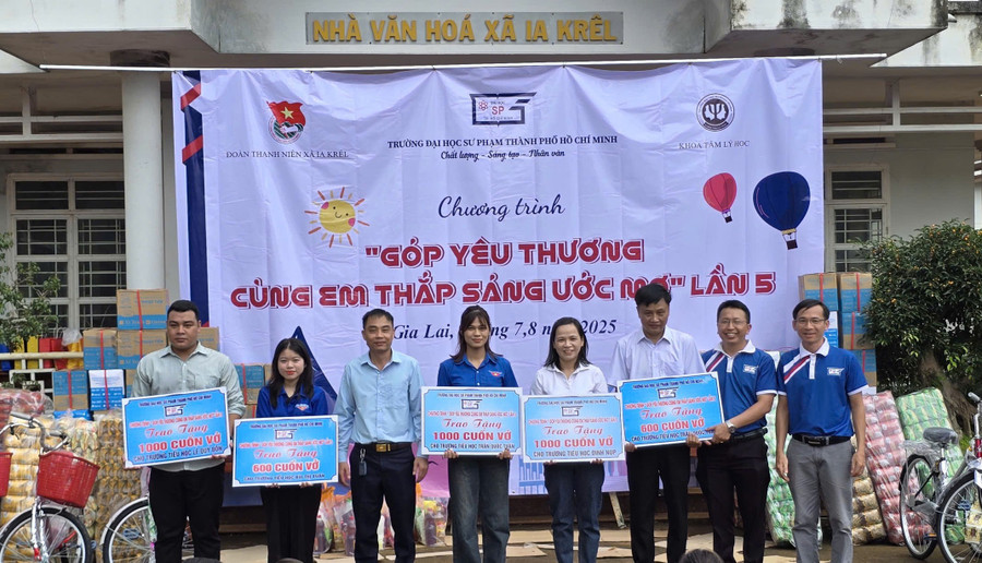 Ban tổ chức đã trao tặng nhiều phần quà thiết thực tại Chương trình. Ảnh: Đ.Y 1234.jpg