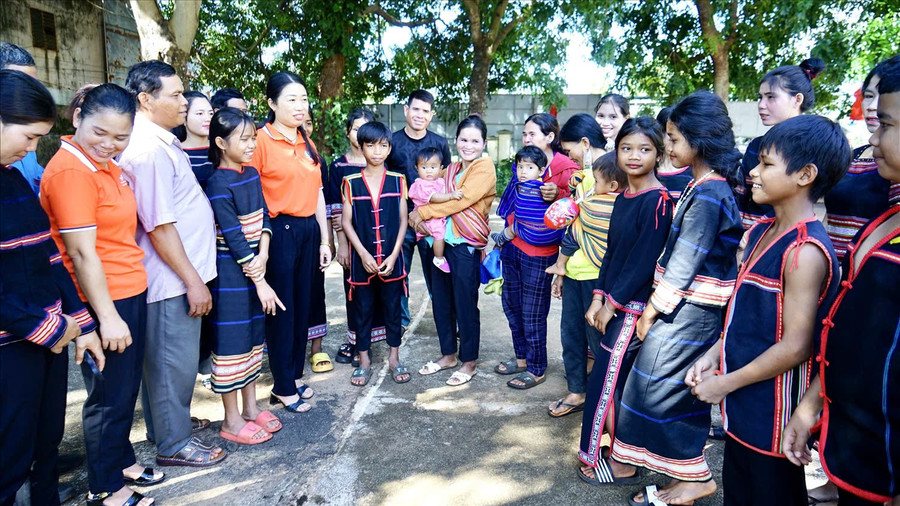 Hội LHPN huyện Chư Pưh phát động chiến dịch truyền thông về bình đẳng giới và vận động phụ nữ DTTS đến sinh con tại các cơ sở y tế. Ảnh: N.T gen-h-z6657836796869-ad9a71e3d3c655b5bb19fbb8c0ca9ff3.jpg
