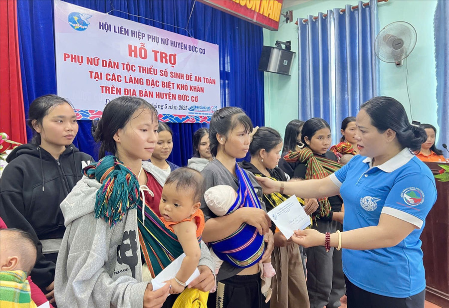 Nhiều phụ nữ là người DTTS ở các làng đặc biệt khó khăn của huyện Đức Cơ, tỉnh Gia Lai được hỗ trợ gói sinh đẻ an toàn. Ảnh: N.T gen-h-z6657841983241-c160044bc976b4e1f4925765a7ab96de.jpg