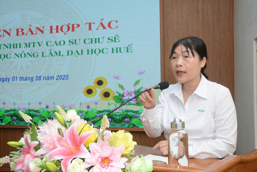 GS-TS. Hoàng Thị Thái Hòa-Trưởng khoa Nông học, Đại học Nông lâm Huế phát biểu. Ảnh: V.V gen-h-3.jpg
