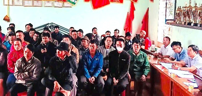 Người dân làng Hle Hlang nghe cơ quan chức năng thông tin về các quy định liên quan đến thu hồi đất, chính sách bồi thường, hỗ trợ, tái định cư. Ảnh: T.H 09.jpg