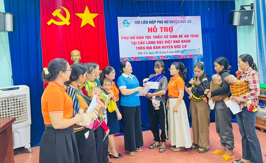 Hội Liên hiệp Phụ nữ huyện Đức Cơ mong muốn góp phần nâng cao nhận thức, thay đổi hành vi của phụ nữ vùng đồng bào dân tộc thiểu số trong việc sinh đẻ an toàn. Ảnh: Đ.Y z6642121801364-89b415c5347f618174bb479349b4a011.jpg