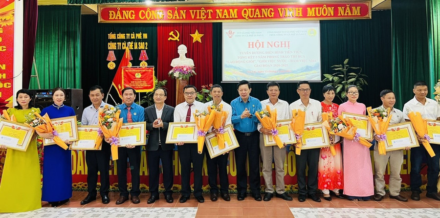 Ông Phạm Ngọc Bảy (thứ 6 từ phải qua)-Bí thư Chi bộ, Đội trưởng Đội 3 luôn hết lòng vì trách nhiệm chung. Ảnh: Đinh Yến 0001.jpg