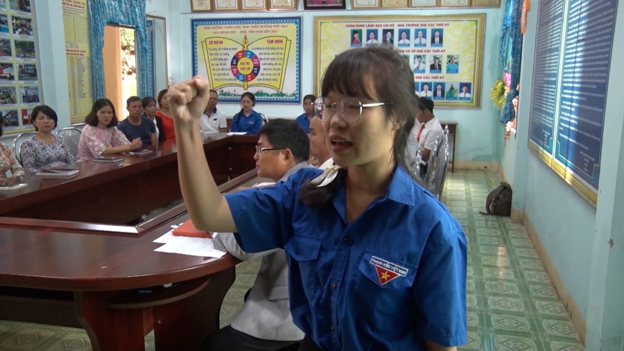 Học sinh Trường THPT IaLy đọc lời thề trước cờ đảng. Ảnh: M.L hoc-sinh-truong-thpt-ialy-doc-loi-the-truoc-co-dang.jpg