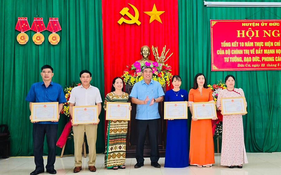 UBND huyện Đức Cơ tặng giấy khen cho 2 tập thể, 6 cá nhân vì đã có thành tích xuất sắc trong 10 năm thực hiện Chỉ thị số 05 của Bộ Chính trị khóa XII. Ảnh: Thanh Tịnh z6627255845283-405c32634c89f312df35277cbc3a0ad1.jpg
