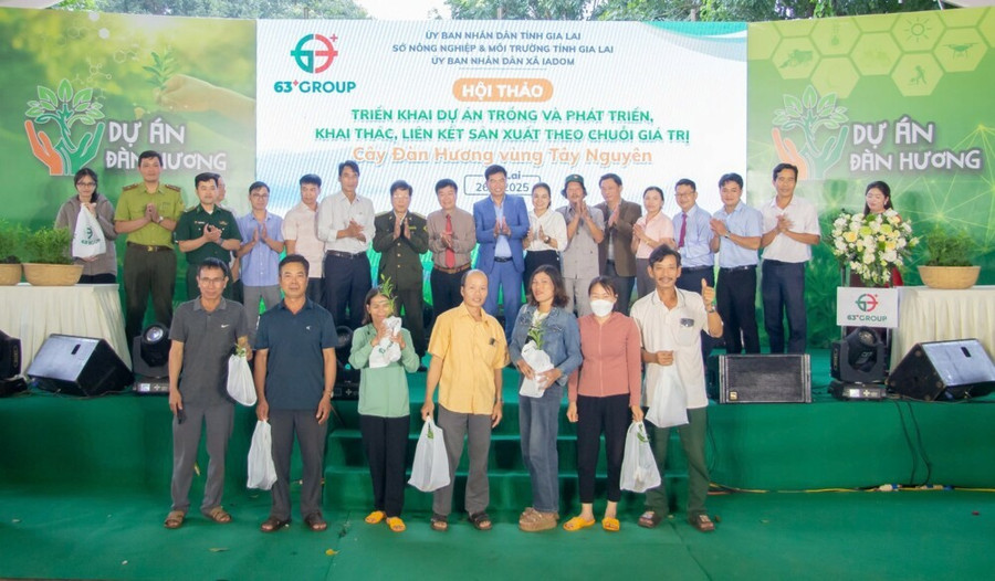 Công ty tặng cây giống đàn hương cho nông dân tham gia hội thảo. Ảnh: M.V 1753530228z6843792540485-1a77d65a3ecab5044f61314ca99bd7b1.jpg