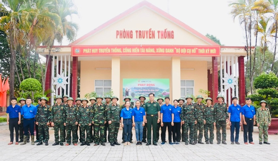 Ban Giám đốc Công ty 715 chụp hình lưu niệm với đại diện các cơ quan, đơn vị sau buổi lễ phát động. Ảnh: Thanh Tuấn 123.jpg
