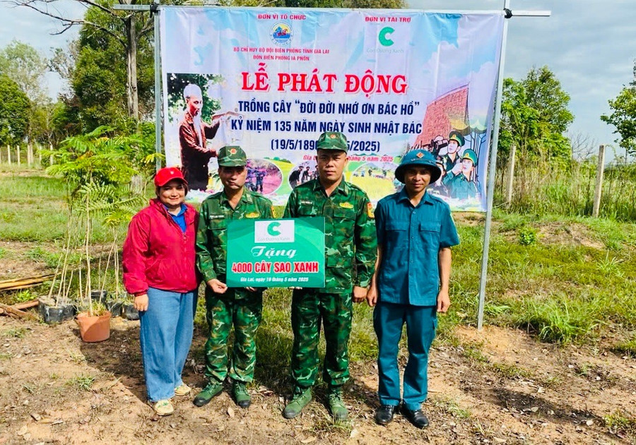 Cán bộ, chiến sĩ Đồn Biên phòng Ia Pnôn đón nhận tài trợ 4.000 cây sao xanh. Ảnh: Ngọc Thu z6617637509990-b1f58bba97a53eea73e0f122a66f4917.jpg