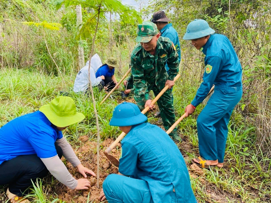 Cán bộ, chiến sĩ Đồn Biên phòng Ia Pnôn cùng đoàn viên, thanh niên và người dân địa phương trồng cây "đời đời nhớ ơn Bác Hồ”. Ảnh: Ngọc Thu z6617636185411-584950b15aaa52382eea7f0301ff9227.jpg