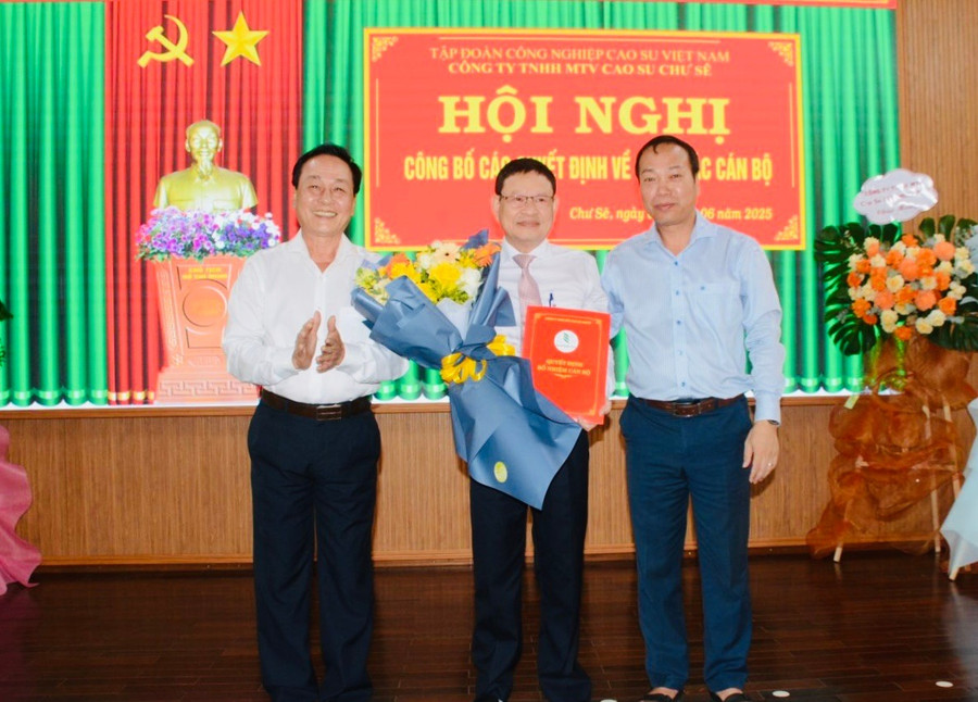 Lãnh đạo VRG trao quyết định cho ông Lê Đức Hân. Ảnh: Văn Vĩnh 1.jpg