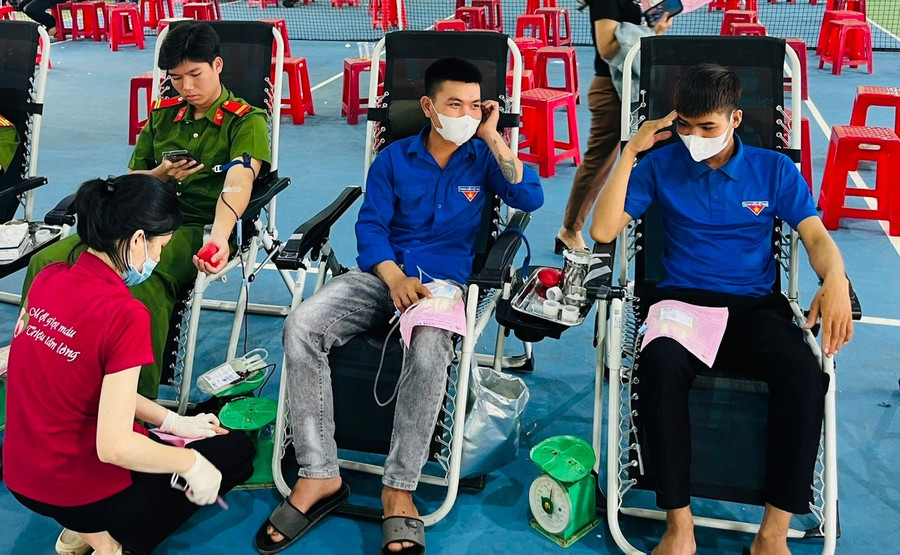Các tình nguyện viên tham gia hiến máu. Ảnh: Thúy Phương 2.jpg