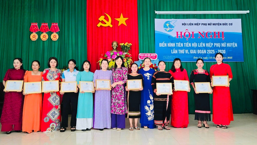 លើកតម្កើងសមូហភាព និងបុគ្គលជឿនលឿនធម្មតានៃស្រុក Duc Co ក្នុងចលនាត្រាប់តាម សិក្សា និងធ្វើតាមពូហូក្នុងដំណាក់កាល ២០២០-២០២៥។ រូបថត៖ Dinh Yen 1.jpg