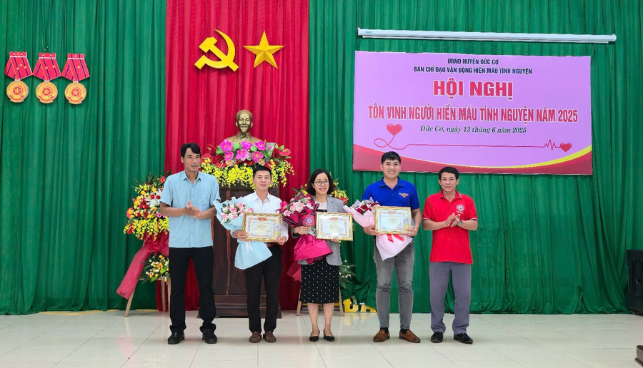 Đại diện lãnh đạo huyện Đức Cơ trao cúp tôn vinh cho 3 cá nhân xuất sắc trong phong trào hiến máu tình nguyện năm 2025. Ảnh: Thanh Tịnh 000001.jpg
