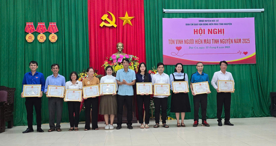 Lãnh đạo huyện Đức Cơ tặng giấy khen cho các tập thể, cá nhân đạt thành tích tốt trong công tác hiến máu tình nguyện năm 2025. Ảnh: Thanh Tịnh 0000234.jpg