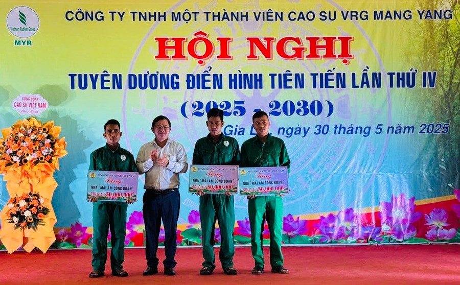 Vietnam Rubber Trade Union awarded 150 million VND to support 3 workers in difficult circumstances to build z6656013156965-75128cd306bbd39f489bf4df52861cc6.jpg