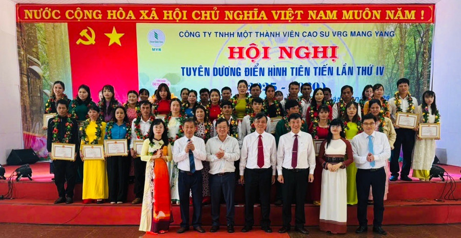 The company commends typical advanced individuals in the unit's production and business, period 2020-2025. Photo: Vinh Men z6656014823644-4ab40ff4700f7dec32f7ebf501fbe2f5.jpg