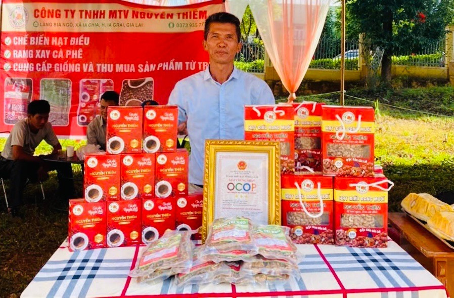 Anh Nguyễn Văn Thiêm-Giám đốc Công ty TNHH một thành viên Nguyễn Thiêm bên các sản phẩm nông sản sạch của mình. Ảnh: N.T 1.jpg