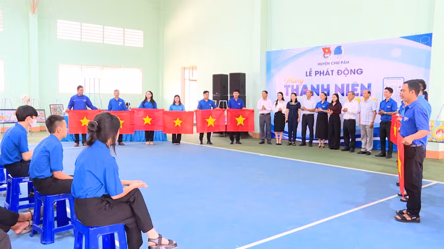 Ban Thường vụ Huyện Đoàn Chư Păh tặng 700 lá cờ Tổ quốc cho 14 xã, thị trấn để xây dựng “Đường cờ Tổ quốc”. Ảnh: Văn Cảnh