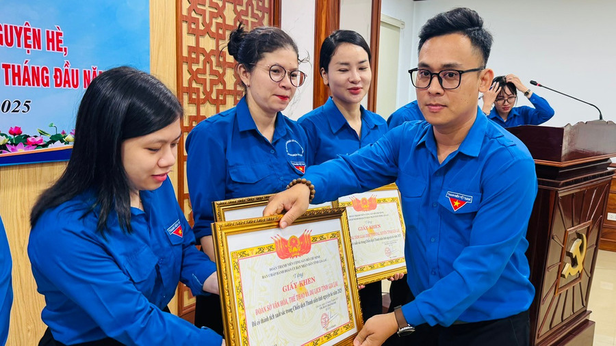 Ban Chấp hành Đoàn UBND tỉnh Gia Lai đã tặng giấy khen cho 24 tập thể có thành tích xuất sắc trong Chiến dịch thanh niên tình nguyện hè 2025. Ảnh: Đinh Yến z7048467955460-1d937c8f15daa1dad879b6750d05f23b.jpg