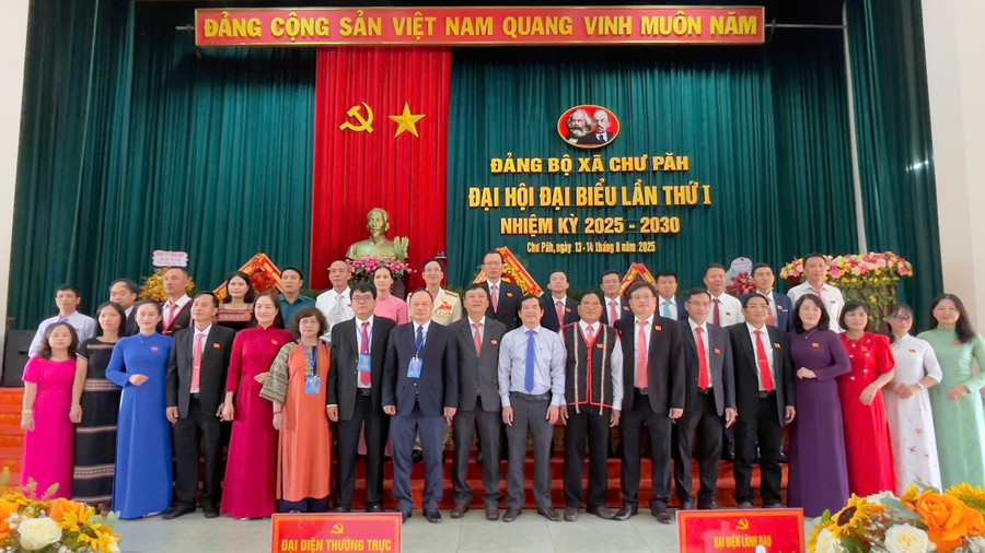 Ban Chấp hành Đảng bộ xã Chư Păh nhiệm kỳ 2025-2030 chụp hình lưu niệm cùng đại diện lãnh đạo tỉnh và địa phương. Ảnh: T.T gen-h-1234.jpg