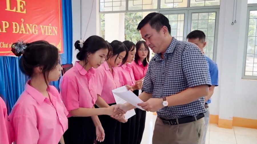 Bí thư Huyện ủy Chư Sê (cũ) Lý Anh Sang trao quyết định kết nạp đảng cho học sinh Trường THPT Trần Cao Vân . Ảnh: M.L trao-quyet-dinh-ket-nap-dang-vien-tai-truong-thpt-tran-cao-van-chu-se.jpg