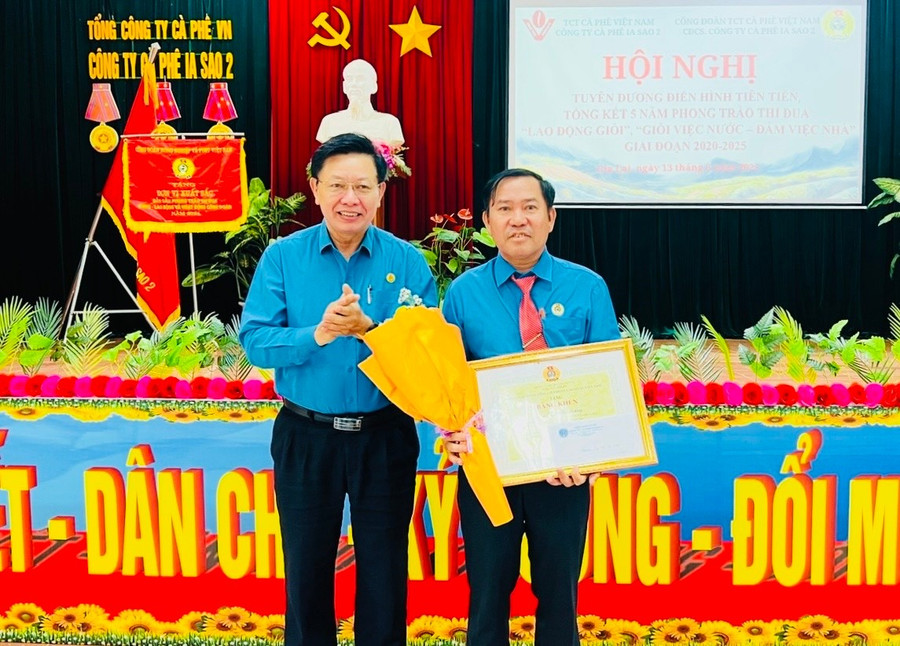 Ông Lê Trọng Hiền (bìa trái)-Chủ tịch Công đoàn Tổng Công ty cà phê Việt Nam tặng bằng khen của Tổng Liên đoàn Lao động Việt Nam cho ông Trần Văn Rương-Phó Giám đốc, Chủ tịch Công đoàn Công ty Cà phê Ia Sao 2. Ảnh: Đinh Yến 003.jpg