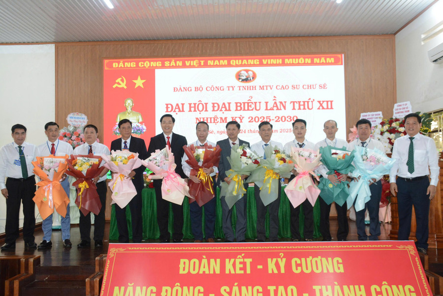 Ra mắt Ban chấp hành Đảng bộ Công ty Cao su Chư Sê, nhiệm kỳ 2025 -2030. Ảnh: Vĩnh Mến gen-h-z6738647967461-fa904d5061c91165ef5e6528f73ee6e8.jpg