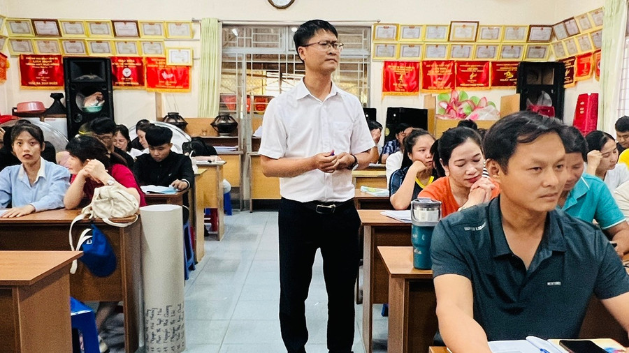 Cán bộ Chi cục Trồng trọt và Bảo vệ thực vật tỉnh Gia Lai truyền đạt các kiến thức chuyên môn về thuốc bảo vệ thực vật tại lớp bồi dưỡng. Ảnh: Đinh Yến z6579837303159-8c0e64aeffa1673649215f967ba4a4e0.jpg