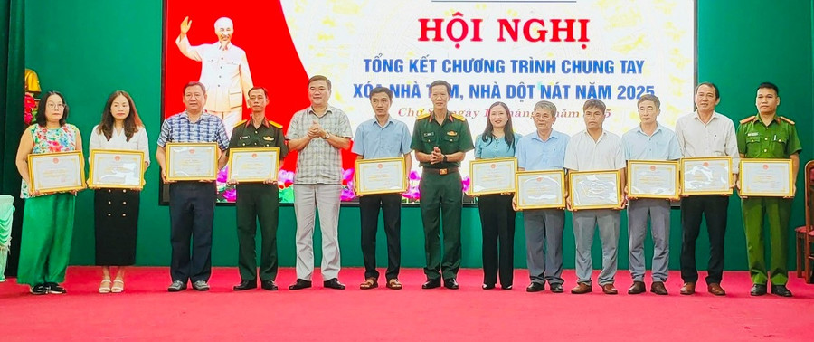 Các tập thể, cá nhân được khen thưởng vì thành tích xuất sắc trong triển khai chương trình xóa nhà tạm, nhà dột nát năm 2025. Ảnh: Hoài Trương 11111.jpg