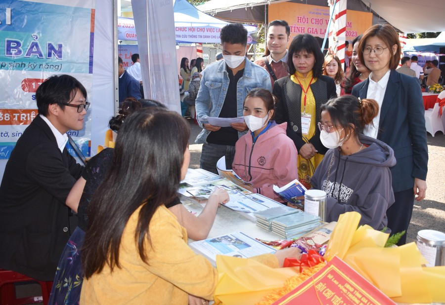 Trung tâm Lao động ngoài nước tổ chức Hội chợ việc làm cho người lao động đi xuất khẩu lao động về nước. Ảnh: Đinh Yến cac-lao-dong-tham-gia-tu-van-viec-lam-tai-gian-hang-trung-tam-lao-dong-ngoai-nuoc-bo-lao-dong-thuong-binh-va-xa-hoi-anh-yen-dung-2765.jpg