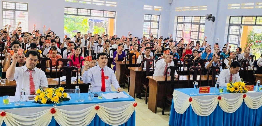 Đại biểu tham dự Đại hội biểu quyết thông qua các chỉ tiêu chủ yếu trong nhiệm kỳ 2025-2030. Ảnh: Đ.Y 13.jpg