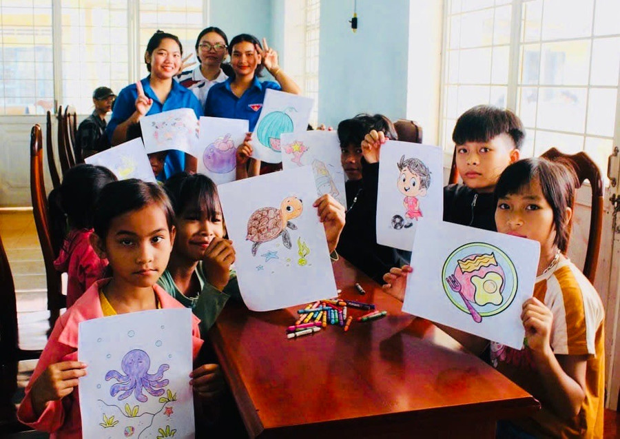 Các em nhỏ được trải nghiệm nhiều hoạt động vừa mang tính giải trí vừa giáo dục kỹ năng mềm. Ảnh: Đ.Y 01.jpg