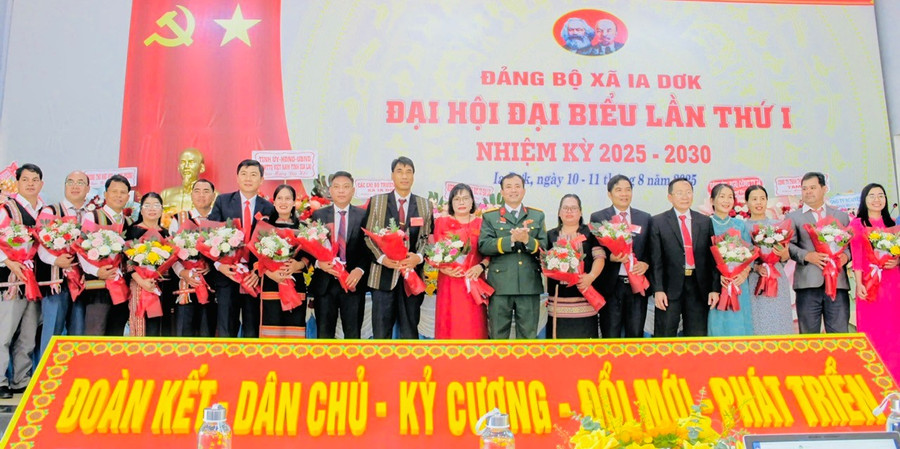 Ban Chấp hành Đảng bộ xã Ia Dơk nhiệm kỳ 2025-2030 ra mắt Đại hội. Ảnh: Đ.Y 11.jpg